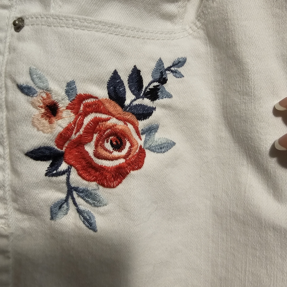 Kensie Jeans White and Red Floral Jean Shorts Size 10/30 - Picture 2 of 5